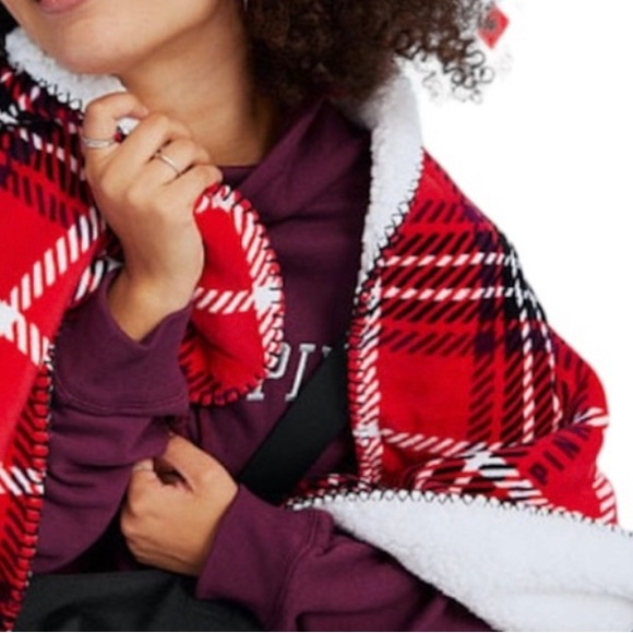 Victoria Secret Sherpa Tote & PINK Blanket Set - Picture 11 of 12